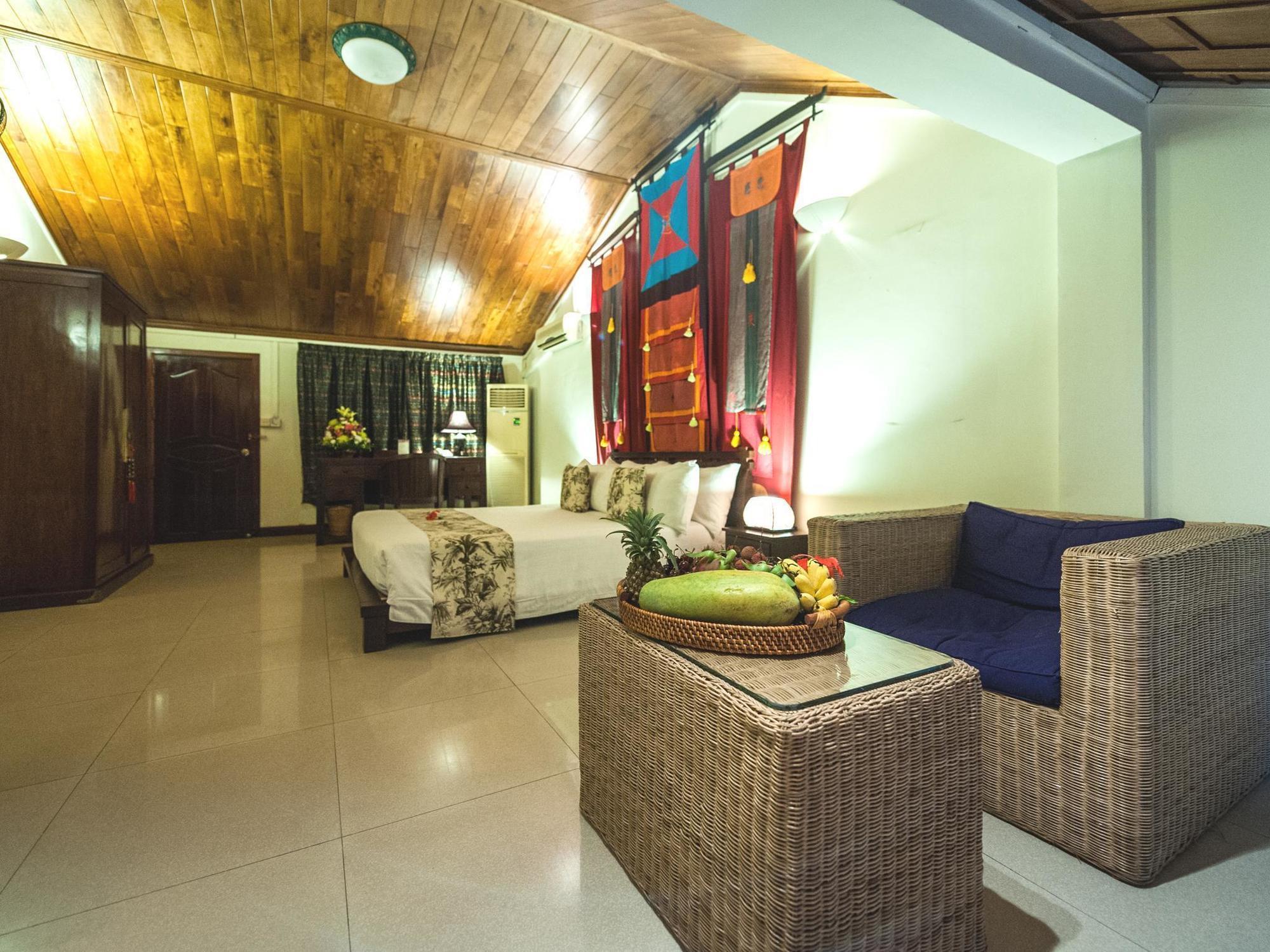 Red Hibiscus Hotel Phnom Penh Exterior photo