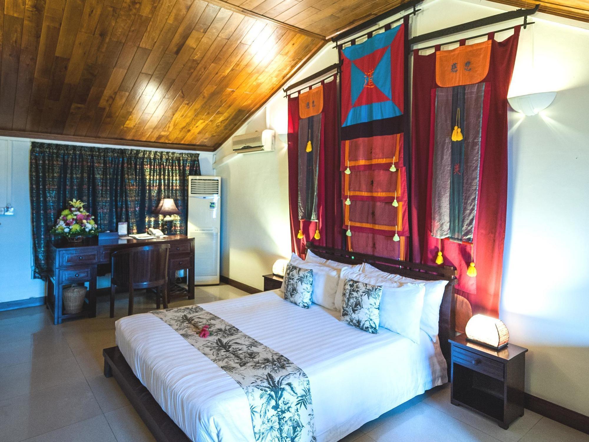 Red Hibiscus Hotel Phnom Penh Exterior photo
