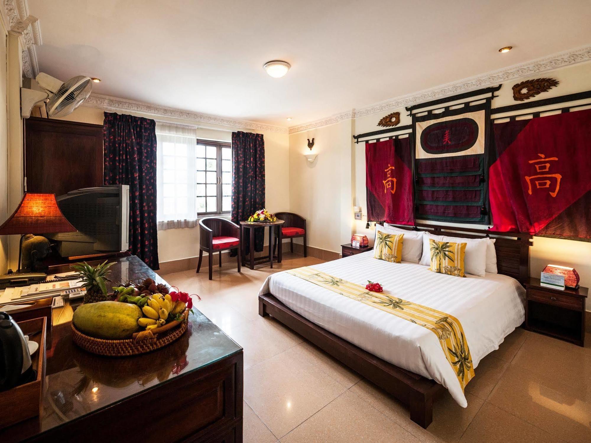 Red Hibiscus Hotel Phnom Penh Exterior photo