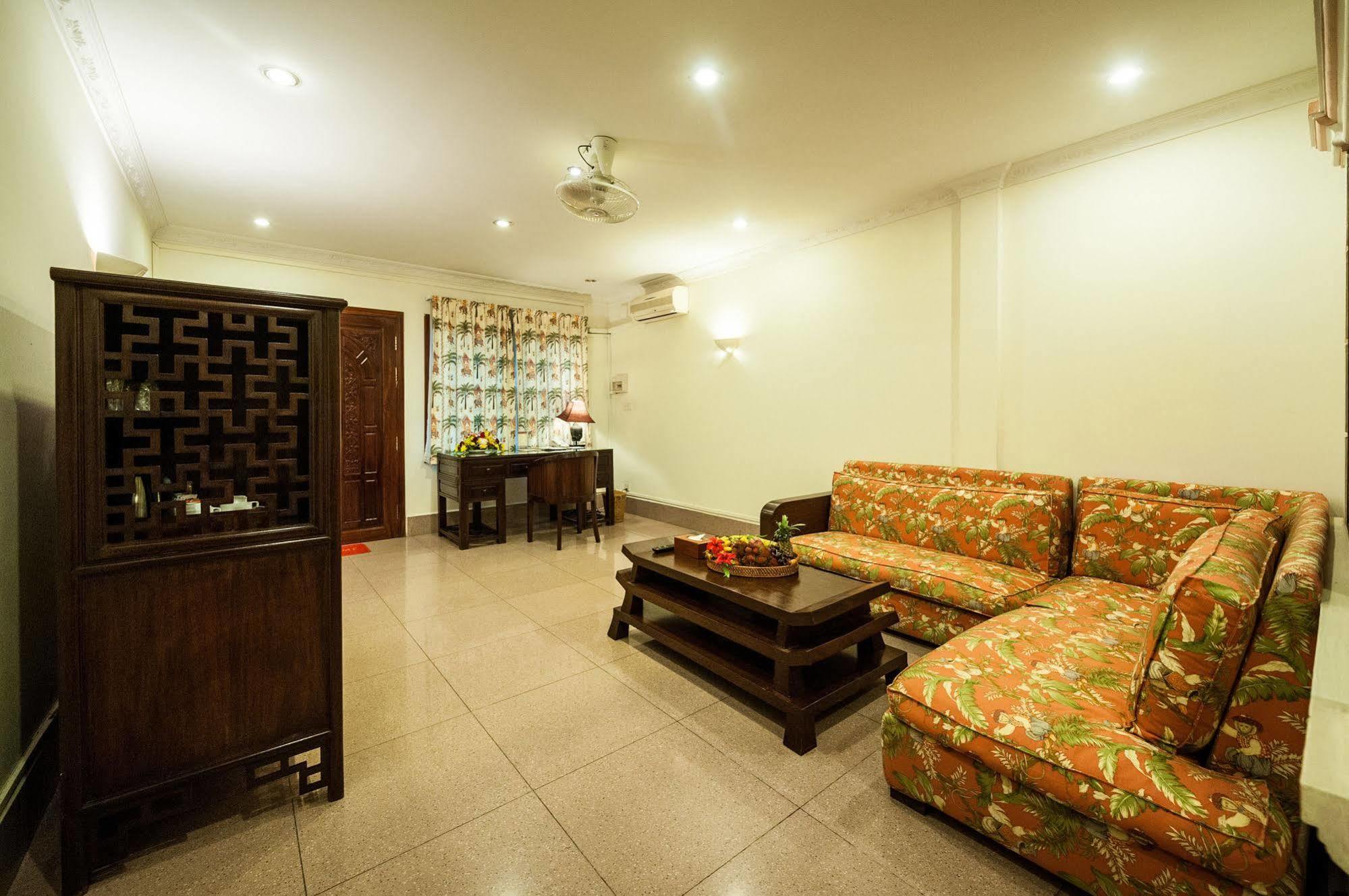Red Hibiscus Hotel Phnom Penh Exterior photo