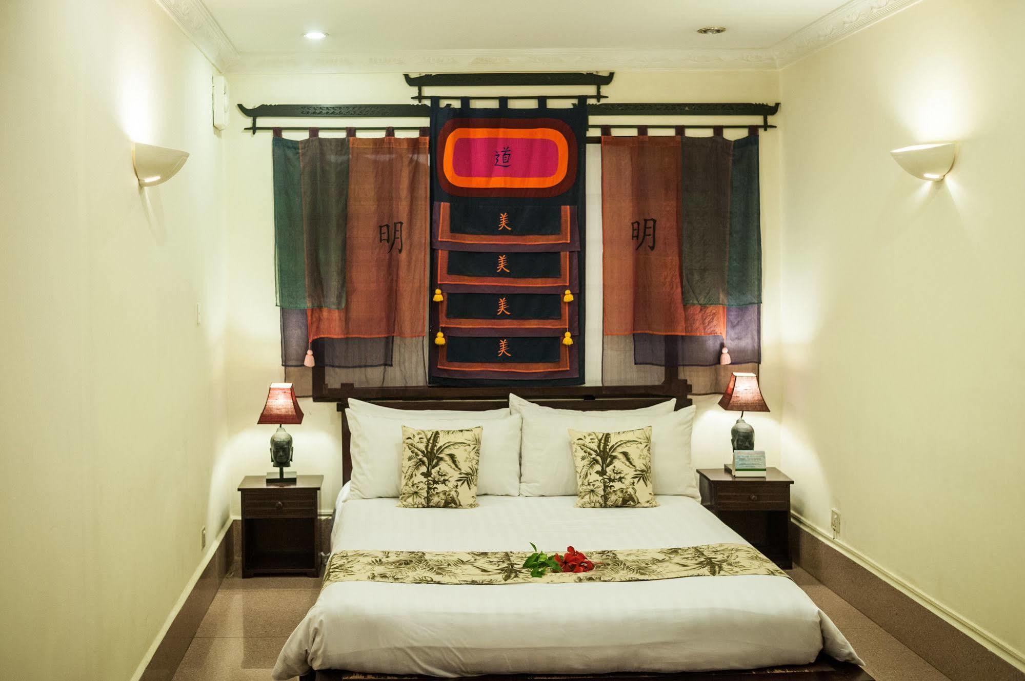 Red Hibiscus Hotel Phnom Penh Exterior photo